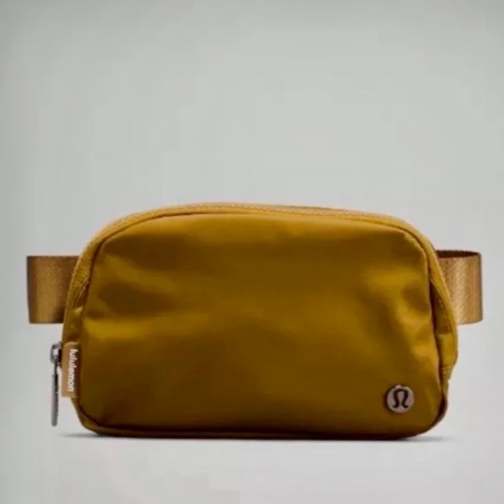 Lululemon - Everywhere Belt Bag / Burnt Caramel